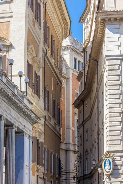 Gebäude in einer kleinen straße in rom, italien — Stockfoto