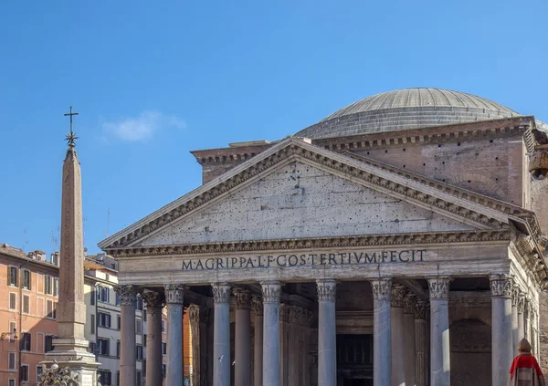 Antika romerska pantheon tempel, framifrån — Stockfoto