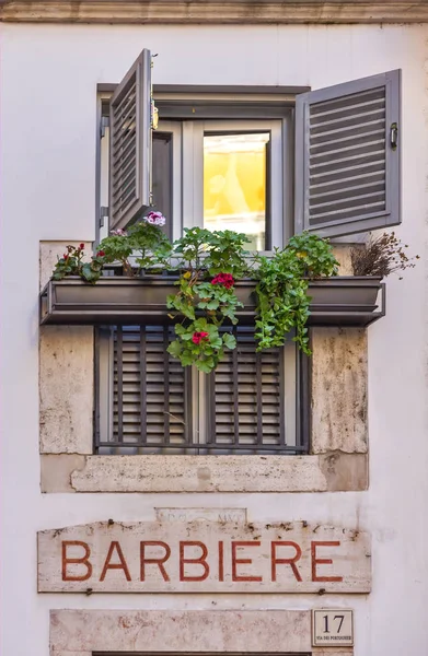 Vieja ventana en Roma — Foto de Stock