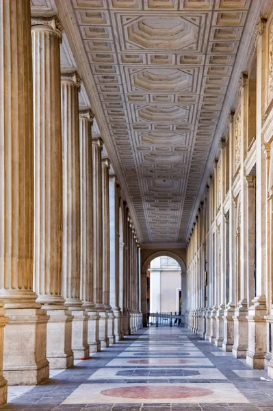 Passaggio delle colonne romane a Roma — Foto Stock
