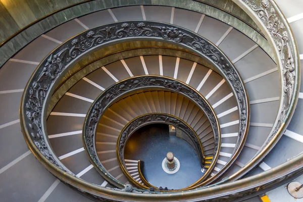 Csigalépcsők, a Vatikáni Múzeumok, Vatikánváros, Róma, Olaszország. — Stock Fotó