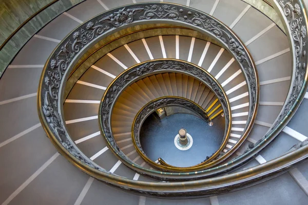 Csigalépcsők, a Vatikáni Múzeumok, Vatikánváros, Róma, Olaszország. — Stock Fotó