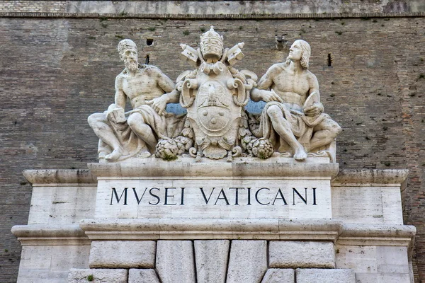 Ciudad del Vaticano, Museo Vaticano decoración de la puerta principal — Foto de Stock