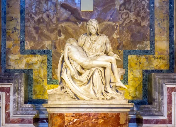 Rzeźba Pieta Michała Anioła Wewnątrz Kościoła Świętego Piotra Watykanie — Zdjęcie stockowe