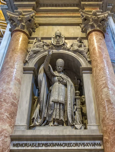 Estátua Papa Basílica São Pedro Cidade Vaticano — Fotografia de Stock