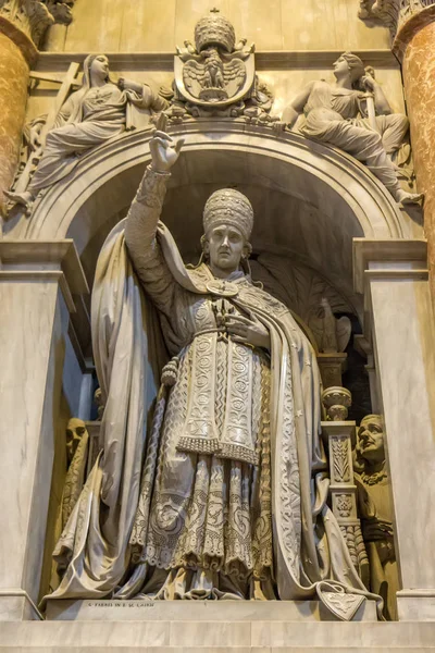 Statue Pope Basilica Peter Vatican City — Stock Photo, Image