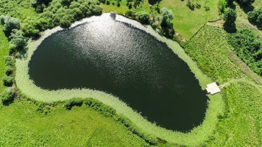 Durmitor dağ göl kenarında havadan görünümü