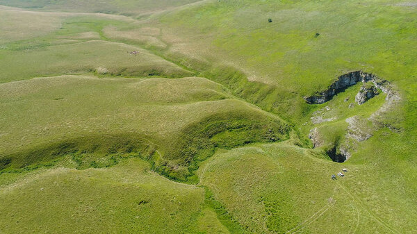 Вид с воздуха на подземную реку, Понор, гору Стара-Планина, Сербия
