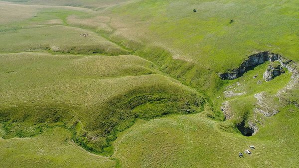 Вид с воздуха на подземную реку, Понор, гору Стара-Планина, Сербия
