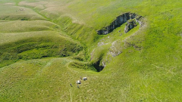 Вид с воздуха на подземную реку, Понор, гору Стара-Планина, Сербия
