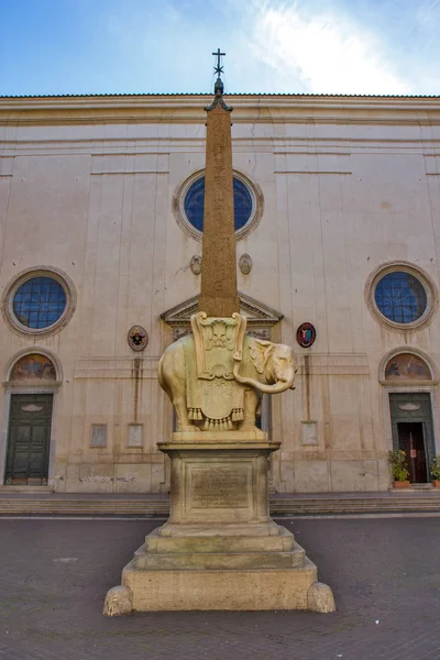 ローマ イタリア ヨーロッパの中心の教会サンタ マリア ミネルバの前にエジプトのオベリスクとロレンツォ ベルニーニによって象 — ストック写真