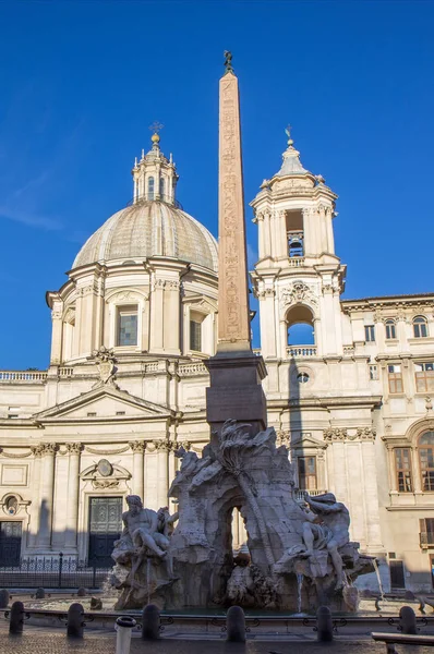 Brunnen Der Vier Flüsse Und Sant Agnese Agone Kirche Auf — Stockfoto