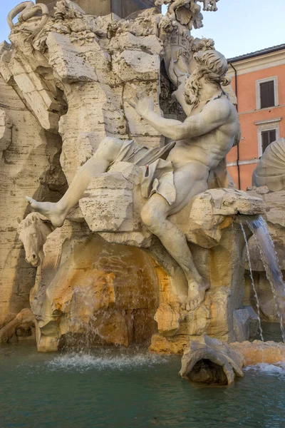 Piazza Navona, Roma üzerinde dört Irmak Çeşmesi 