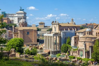 Roma, İtalya 'daki Roma Forumunun yıkıntılarının manzarası