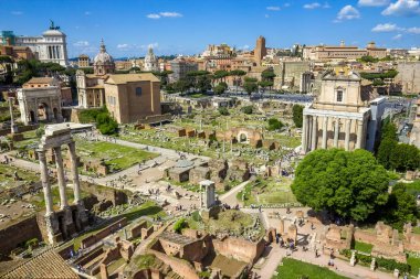 Roma, İtalya 'daki Roma Forumunun yıkıntılarının manzarası