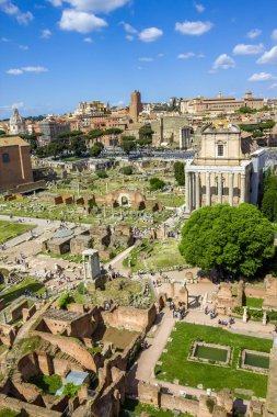 Roma, İtalya 'daki Roma Forumunun yıkıntılarının manzarası