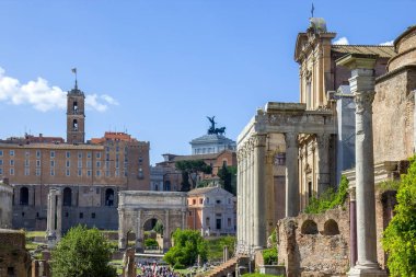 Roma, İtalya 'daki Roma Forumunun yıkıntılarının manzarası
