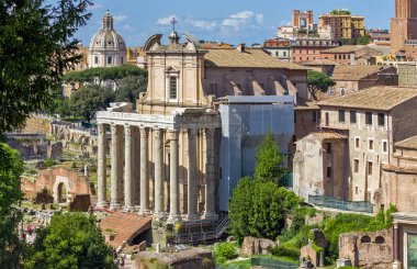 Roma, İtalya 'daki Roma Forumunun yıkıntılarının manzarası