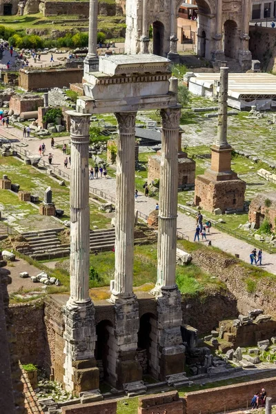 Roma, İtalya 'daki Roma Forumunun yıkıntılarının manzarası — Stok fotoğraf