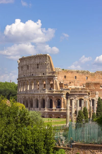 Амфитеатр римского Колизея в Риме, Италия — стоковое фото