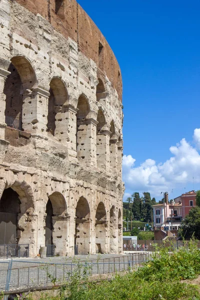 Часть римского амфитеатра Колизея в Риме, Италия — стоковое фото