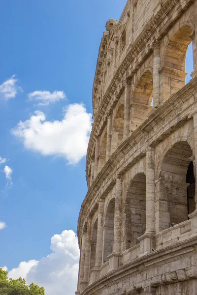 Часть римского амфитеатра Колизея в Риме, Италия — стоковое фото