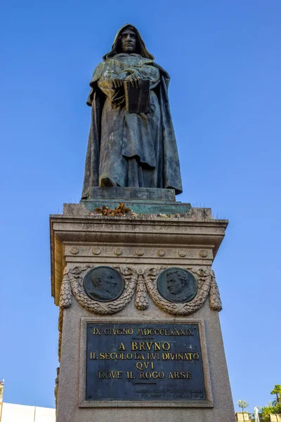 Estatua de Giordano Bruno en la plaza Campo Dei Fiori, Roma, Italia —  Fotos de Stock