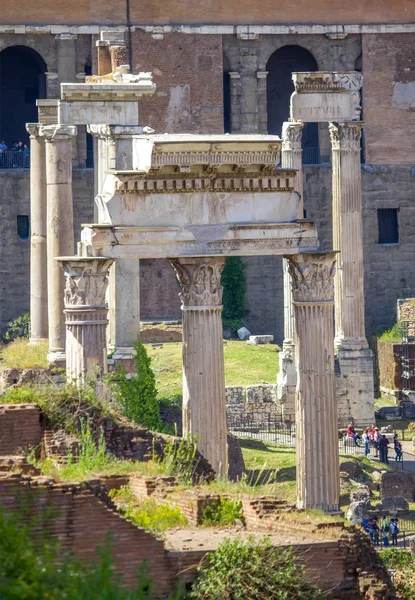 Вид на руины Римского форума в Риме, Италия — стоковое фото