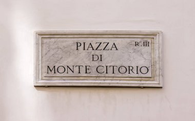 Sokak tabelası Piazza de Monte Citorio Roma, İtalya