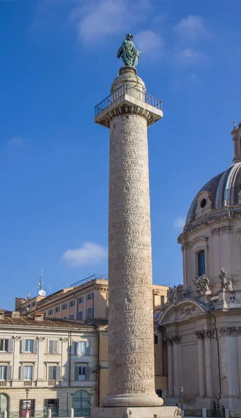 Церковь имени Пресвятой Богородицы и колонны Траяна в — стоковое фото