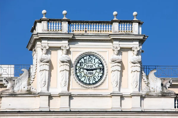 Antike uhr an der fassade eines alten klassischen gebäudes in rom, ital — Stockfoto