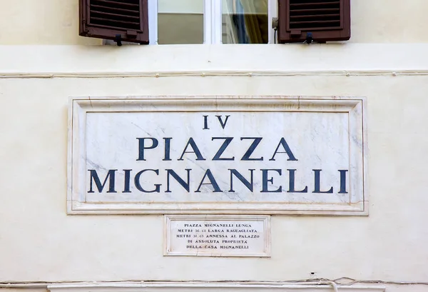 Cartel callejero Piazza Mignanelli en Roma, Italia — Foto de Stock