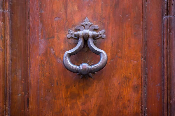 문 두 들기는 사람-로마, 이탈리아 — 스톡 사진
