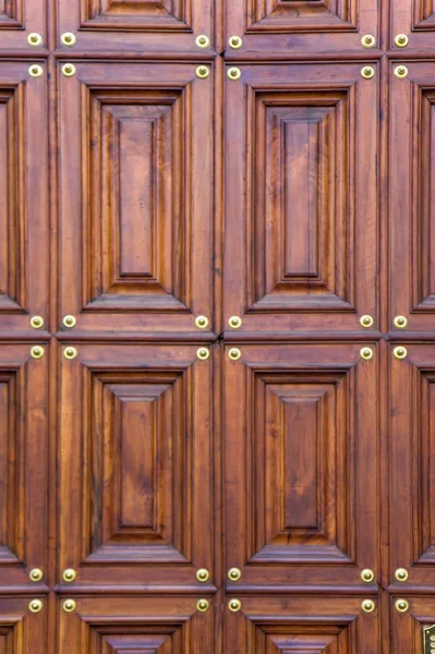 Entrada de puerta masiva de madera — Foto de Stock