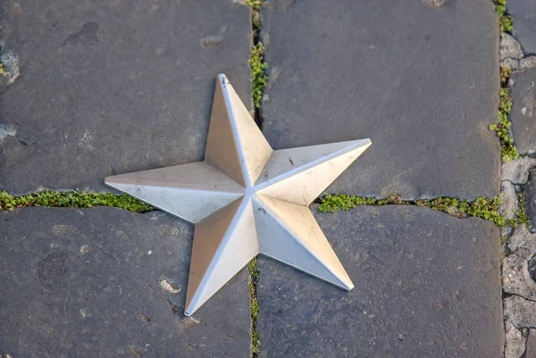 Cobblestone con estrella en la calle en Roma, Italia —  Fotos de Stock