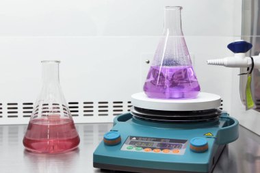 Laboratuvarda renkli mataralar