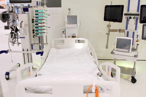 Cama Ambulatoria Con Monitores — Foto de Stock