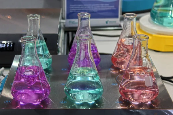 实验室里的五颜六色的瓶子 — 图库照片