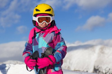 Kar üstünde kayak yapan bir kız
