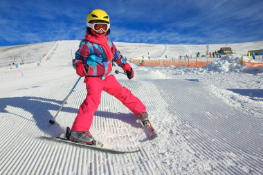 Kar üstünde kayak yapan bir kız