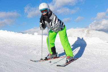 Kar üstünde kayak yapan bir kız