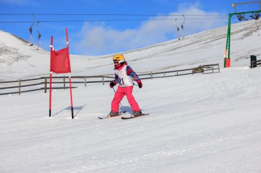 Kar üstünde kayak yapan bir kız