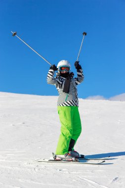 Kar üstünde kayak yapan bir kız