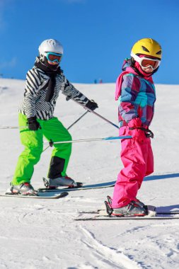 Kar üstünde kayak yapan kızlar