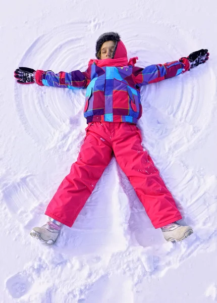 Dziewczyna Robi Anioł Śniegu — Zdjęcie stockowe