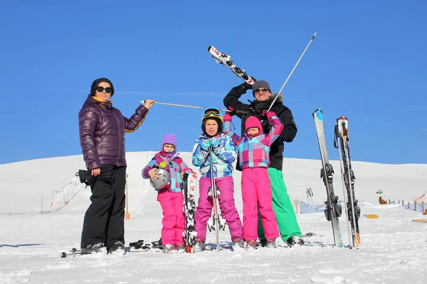 Família Neve Com Esqui — Fotografia de Stock