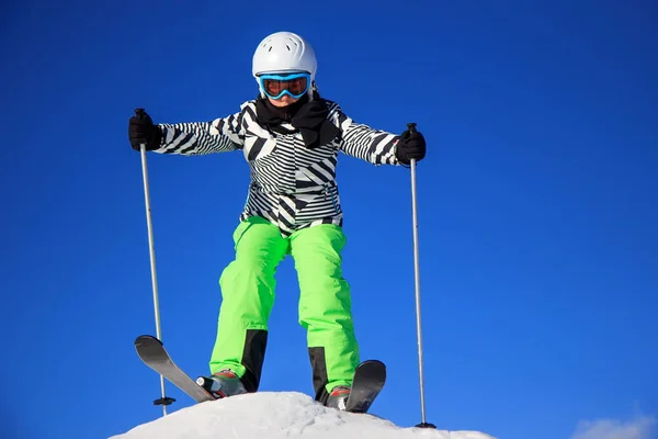 Meisje Sneeuw Met Ski — Stockfoto