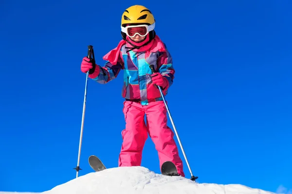 Menina Neve Com Esqui — Fotografia de Stock