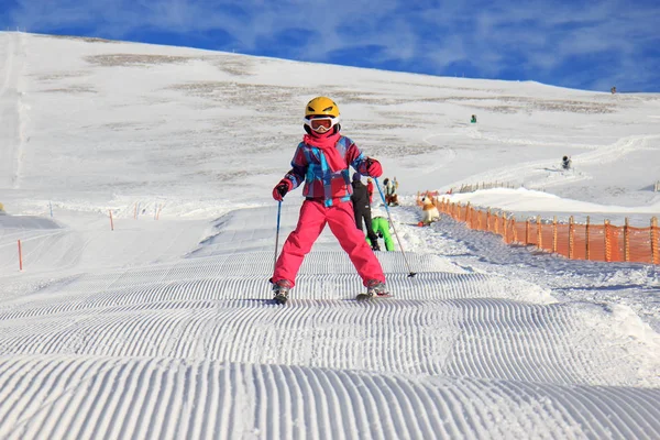 雪の上の少女とスキー — ストック写真