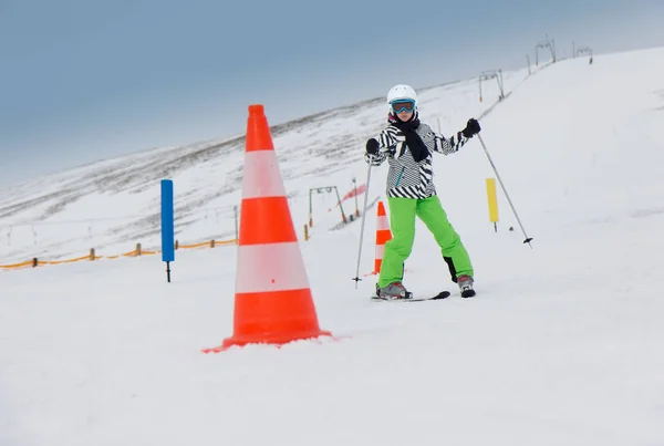 Κορίτσι Στον Ανταγωνισμό Σκι — Φωτογραφία Αρχείου